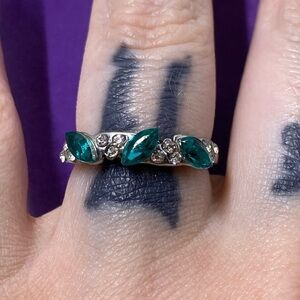 💛 Silver Tone Green & White Rhinestone Ring